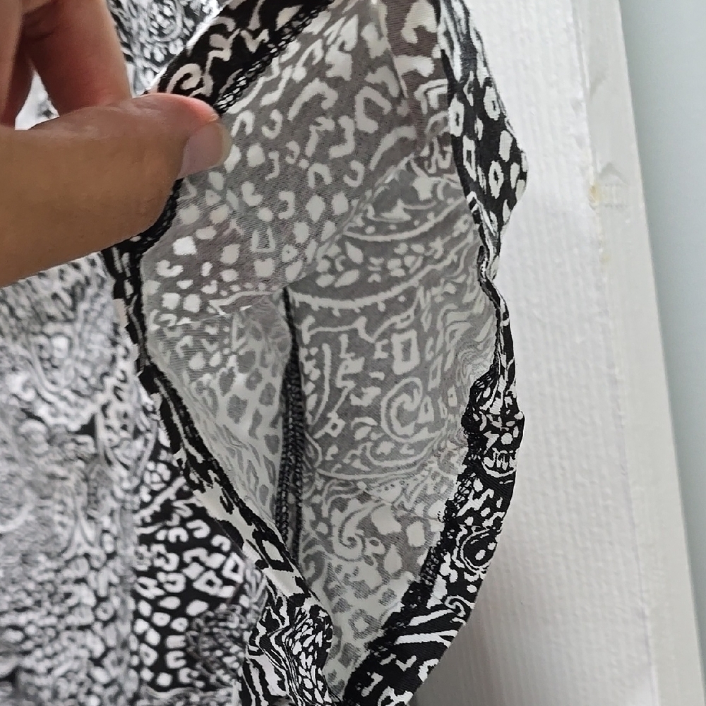 Jones New York Black and White Top - Picture 9 of 10